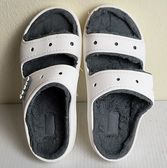CROCS Classic Cozzzy Women's White and Gray Fuzzy Sandals Unisex W/8 M/6 - Picture 3 of 6